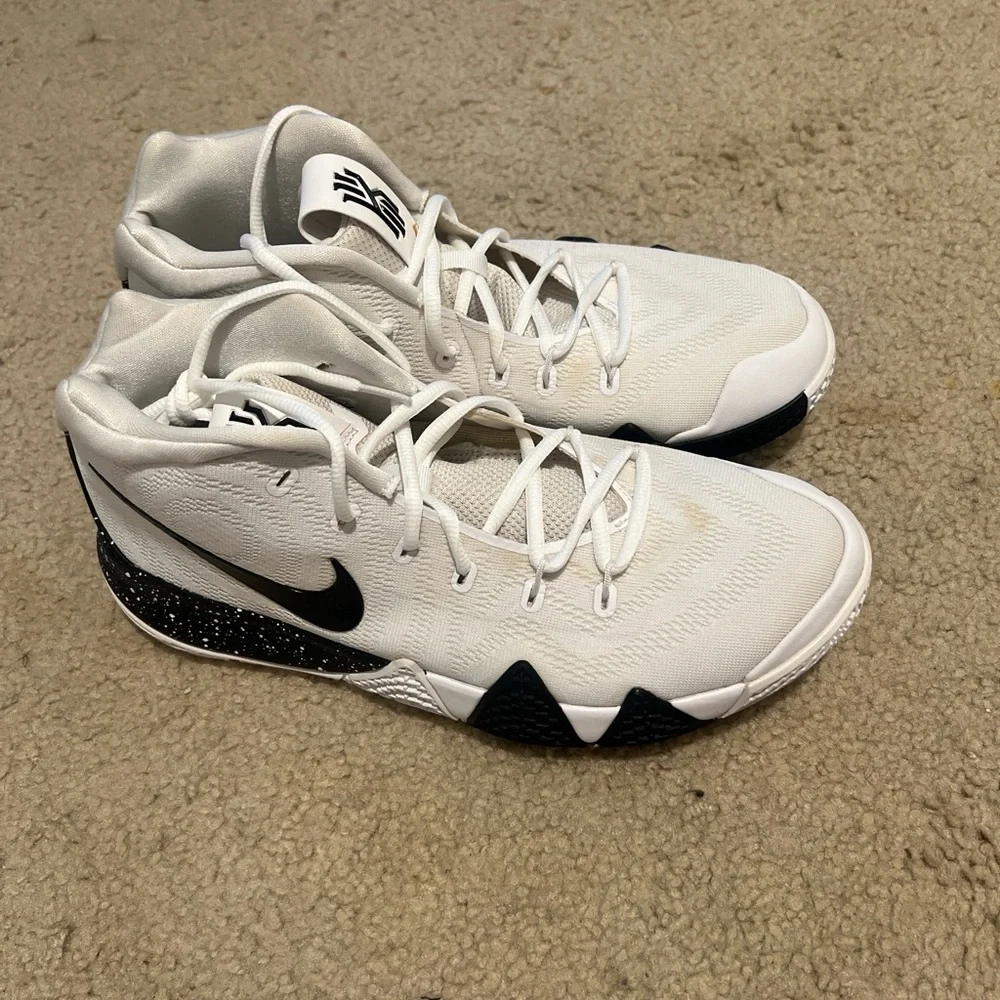 Nike Kyrie 4 Basketball Shoes - Picture 3 of 6